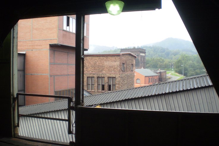 Wejściowy otwór dla nowych maszyn sitowych na wysokości 30 m.